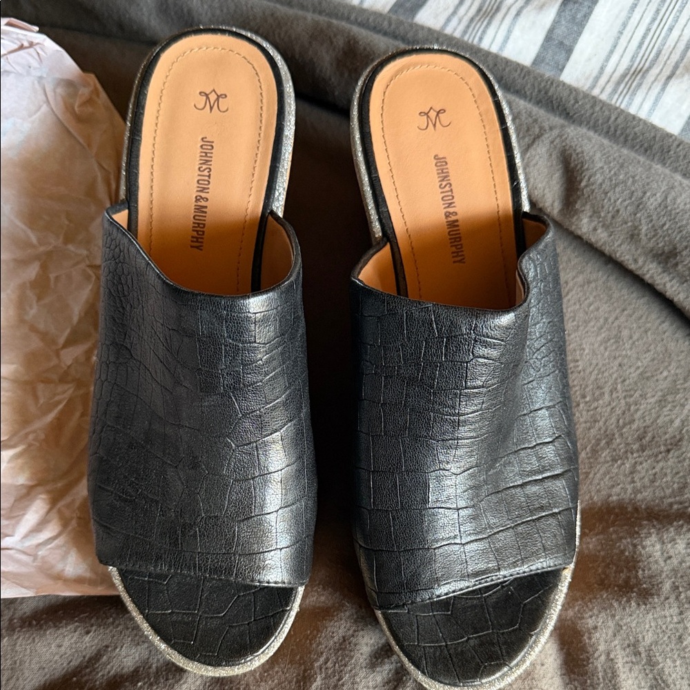Johnston & Murphy Black Croc-Embossed Mules
